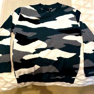 100% Cashmere AQUA Cashmere Label. Camouflage pattern in Blk/gray/ivory/dkgreen